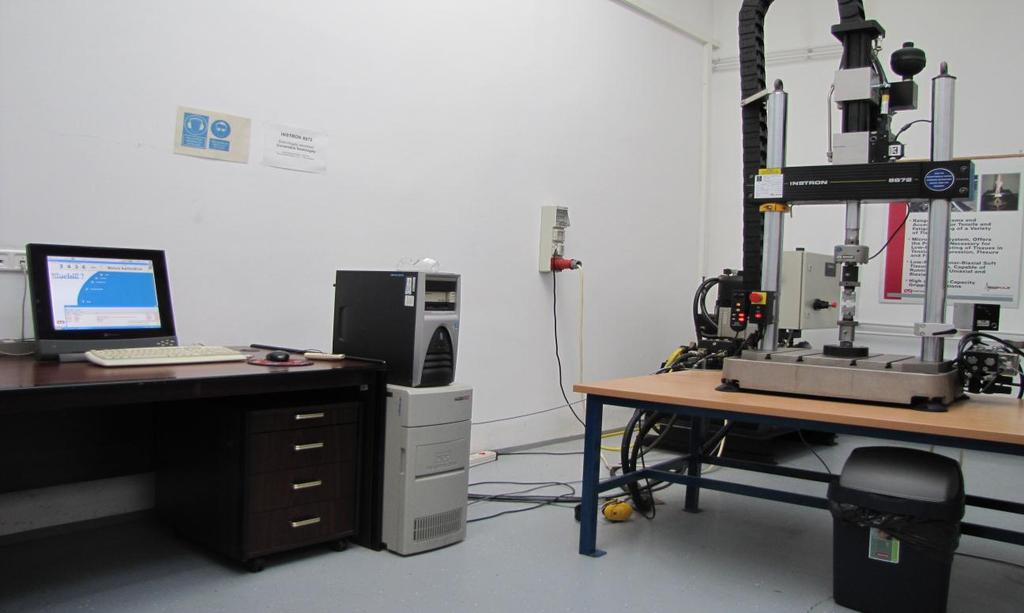 13. ábra: A BME Biomechnikai Kooperációs és Kutatóközpont Laboratóriumának Instron 88720 típusú, számítógép vezérelt, szervohidraulikus szakítógépe.