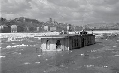 márciusi árvíz, Vigadó téri hajóállomás* * 1956 márciusában a hirtelen