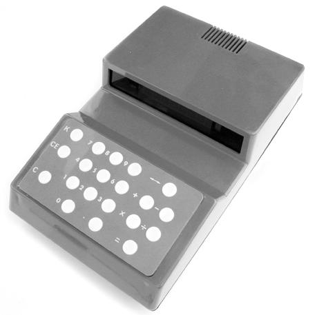 3. ábra A mintakészüléket az 1973. évi BNV-n is kiállították, miközben már folyt a HUNOR 121-es kijelzős, illetve a HUNOR 125 nyomtatós, memóriával is rendelkező számológéptípusok fejlesztése (4.