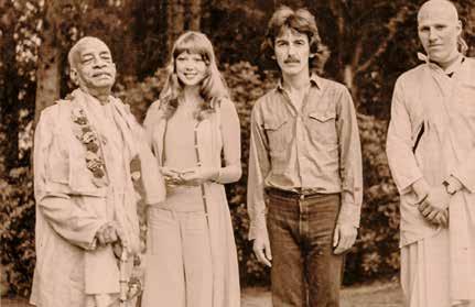 Jobbra fent: A. C. Bhaktivedanta Swami Prabhupada, Patti Boyd, George Harrison, és Dhananjaya Dāsa George otthonában, Anglia 1973.