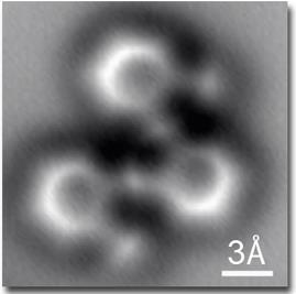 Elektronmikroszkóp: nanoszkóp 1 nm = 10-9 m = 10 Å felbontás Biológiai struktúrák felbontása Atomok