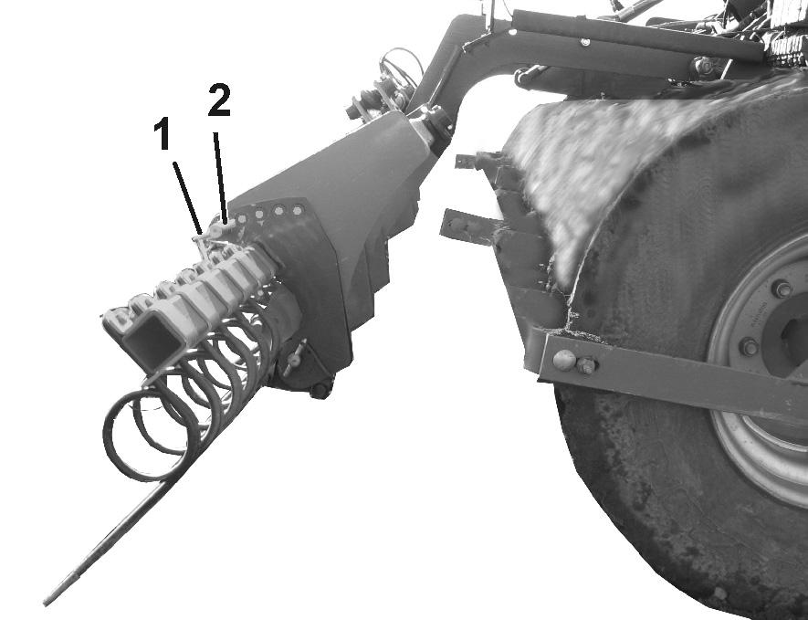 A rugós borona ezzel szemben aprómorzsás magágyat készít, és csereszabatos a hengerrel. 41 ábra A rugós borona beállítása 1. Működtesse a traktor 1-es (sárga) vezérlőkészülékét.
