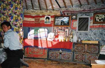A nemezház közepén, a füstnyílás alatt van a tűzhely (kazak ot orni, mongol golomta).