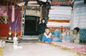 114 Férfioldal. Nyugatkazaksztáni nomádok. Mang-kisztau, 1997. Fotó: Somfai Kara Dávid Magyar őstörténet 5. A nemezborítás felrakása a vázra. Nyugatmongóliai kazakok az Altajból, 1996.
