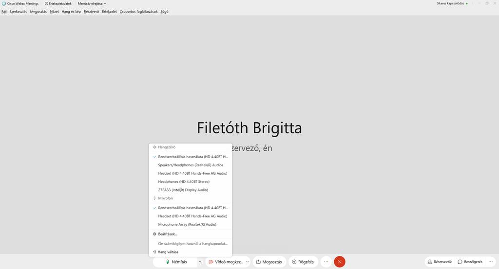 Ha szeretne videóval is becsatlakozni, arra is van lehetség a gombra kattintva. A mellette lév kis nyíl segítségével további beállítási lehetségei vannak, és a videó képét is le tudja ellenrizni.