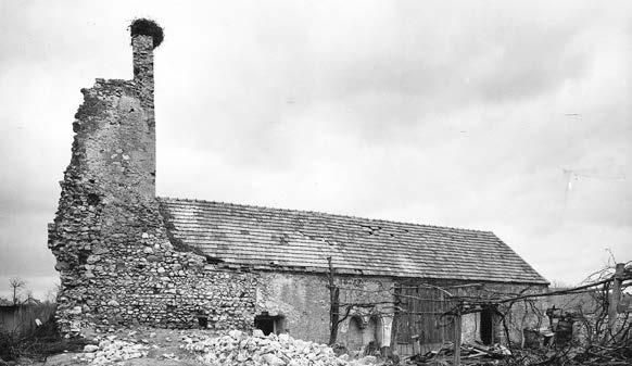 Horogszegi Tamás A gyulafirátóti premontrei prépostság 11. kép: A falfülkeként bemutatott ikerablak. 1941 (Fotó: Lux Géza; MÉM MDK Fotótár 8844hN.