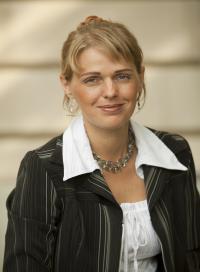 23 Botos Barbara Született / Born: 1973, Tatabánya Dr.