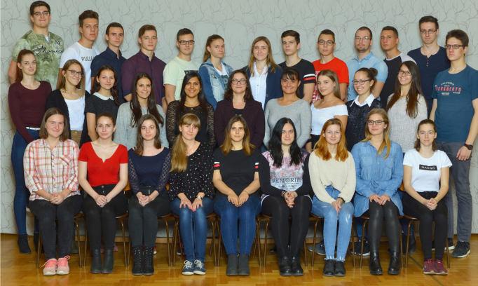 Útjaink százfelé válnak, De szívünk egy célért dobog, Nekivágunk a küzdelmes mának, S épít karunk egy szebb holnapot... Arany János Iskolánk érettségiző tanulói 12.