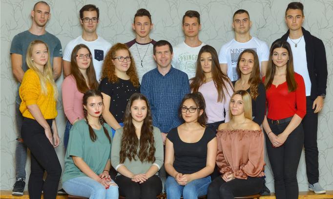 Nem azért felejtünk el játszani, mert megöregszünk, hanem atól öregszünk meg, hogy elfelejtünk játszani. George Bernárd Shaw Iskolánk érettségiző tanulói 12.