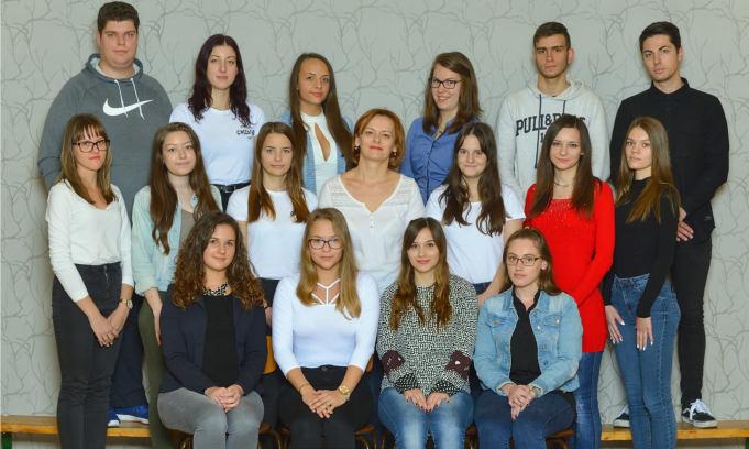 Az összevisszaságban találd meg az egyszerűséget, a hangzavarban a harmóniát. A nehézségek közt mindig ott van a lehetőség. Albert Einstein Iskolánk végzős tanulói 2/14.