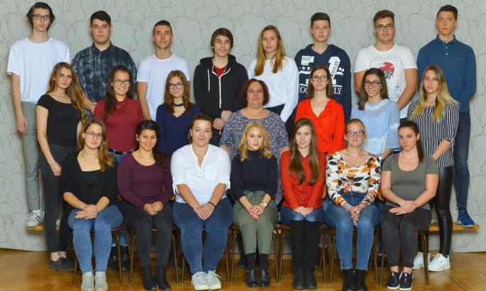 Az összevisszaságban találd meg az egyszerűséget, a hangzavarban a harmóniát. A nehézségek közt mindig ott van a lehetőség. Albert Einstein Iskolánk végzős tanulói 5/13.