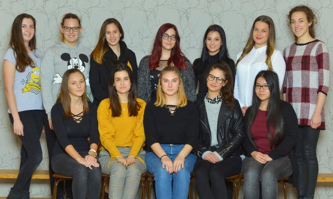 Az összevisszaságban találd meg az egyszerűséget, a hangzavarban a harmóniát. A nehézségek közt mindig ott van a lehetőség. Albert Einstein Iskolánk végzős tanulói 13.