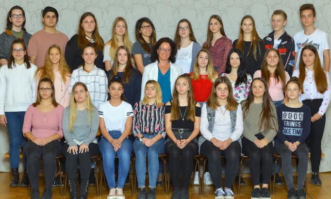 Azért vagy itt, hogy mindent láss, Hogy értsd a szót, olvasd az írást, Azért vagy itt, hogy mindent megtanulj, Hogy az égbe szállj, nehogy a porba hullj. Ákos Iskolánk tanulói 10.