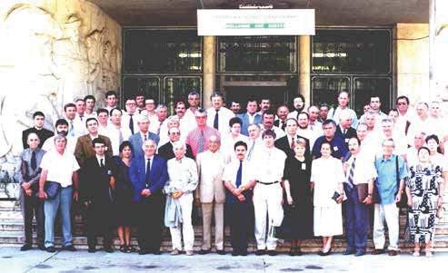 134 Növényorvos képzés Debrecenben A Tiszántúli Növényvédelmi Fórum (TNF) negyed százada (1996 2021)... 135 5. ábra. Az Első Nemzetközi Növényvédelmi Szimpozium (1st IPPS, 2. TNF) résztvevői, 1997 N.