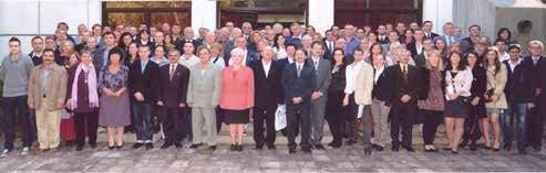 158 Növényorvos képzés Debrecenben A Tiszántúli Növényvédelmi Fórum (TNF) negyed százada (1996 2021)... 159 42. ábra. A 6th IPPS (= 17. TNF) résztvevőinek népes tábora, 2012. október 17.