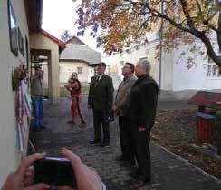 Horváth Géza emléktáblája Forró község orvosi rendelőjének épületén, ahol sa: Dux et princeps tiszteletére 2013, a György intézetvezető (középen) főhajtá- 1875-78 között járásorvosként gyógyított 18.