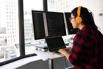 GYÁRTÓSPECIFIKUS ÉS HALADÓ KÉPZÉSEK Vállalati backend fejlesztő Junior