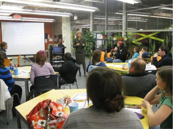 Teen Science Café a Saint Louis Science Centre-ben, Dr. Terri Rebmann a zombi apokalipszis lehetőségeiről tart előadást. Forrás: http://www.slsc.