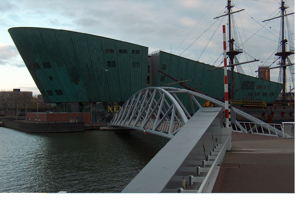 2010-ben fejezték be a Varsóban a Kopernikus Science Centre (http://www.kopernik.org.pl/) építését és nyitották meg a kiállítást mintegy 6000 négyzetméteren.