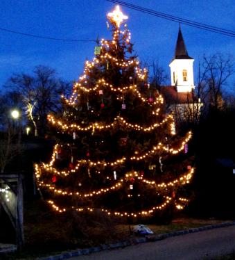 Karácsonyi vásár az óvodában December 5-én nem csak gyerekzsivajtól volt hangos az óvoda. 15:00 órától karácsonyi vásár vette kezdetét az óvoda udvarán.