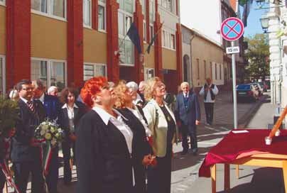 10 KÖZÉLET A temetetlen múltat be kell vallani Természetesen ezúttal is lánya, Szobonya Csilla (balról) emlékezett meg a mártírról Élete példázata: inkább becsületben meghalni, mint becstelenül élni.