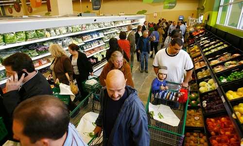 Piac vagy szupermarket? Sokan úgy vélekednek, hogy a helyi piacok és azon belül a magyar termékek drágábbak, mint a bevásárlóközpontokban megvásárolható termékek.