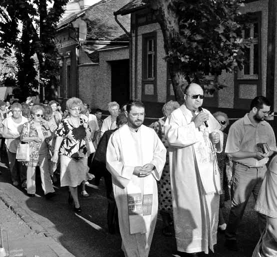 2 CSALÁDUNK Processzió a Remetére Az utóbbi években alakult ki az a szokás, hogy a remetei