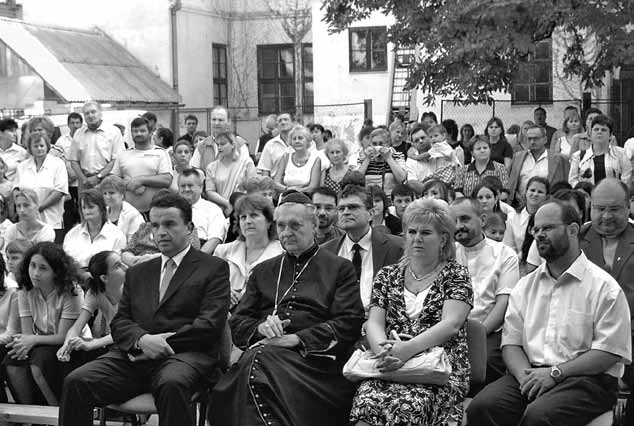 hozzák gyermekeiket. A Mindenható Istennek, az Atyának, Fiúnak, Szentléleknek áldása szálljon erre az iskolára, és maradjon rajta mindenkor. Amen.