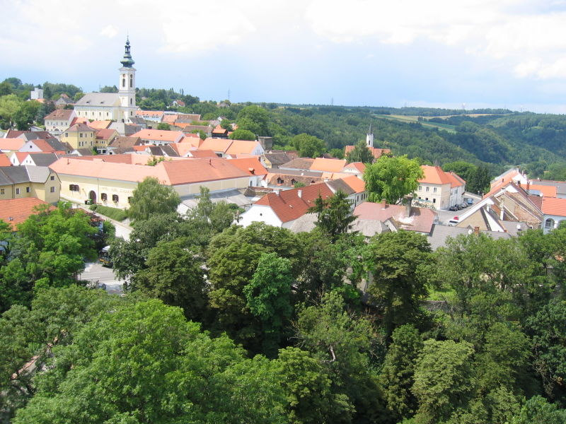 Burgenlandot Sárvárról a Kőszegi határátkelőn keresztül (kb. 40 km) könnyedén elérhetjük. A római időkben Pannónia provincia része volt. 900 körül a magyarok foglalták el a területet.