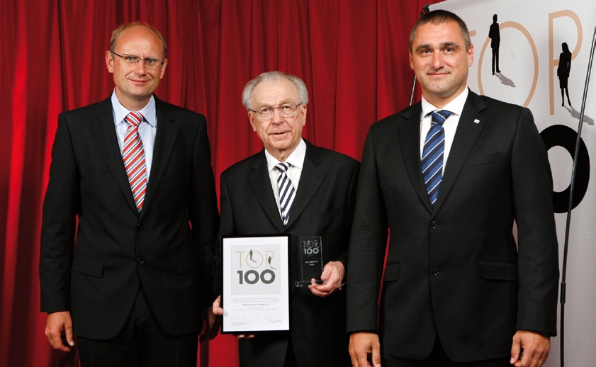 Jól sikerült sajtótájékoztató Számos szakújságíró élőben élhette át az új logisztika működését És a győztes: a Ferdinand Gross Nagy az öröm: A Leinfelden-Echterdingen-i csavarspecialista már a