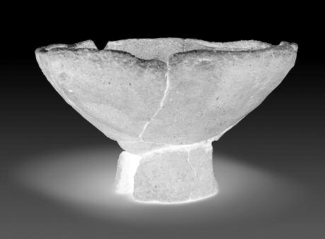 22 HONTI SZILVIA ET AL. 3. kép: Talpas tál a 123. korai bronzkori sírból, Szõkedencs-Cölömpös árok (Fotó: Balla Krisztián) néhány esetben az urna mellé egy további edényt, talpas tálat (3.