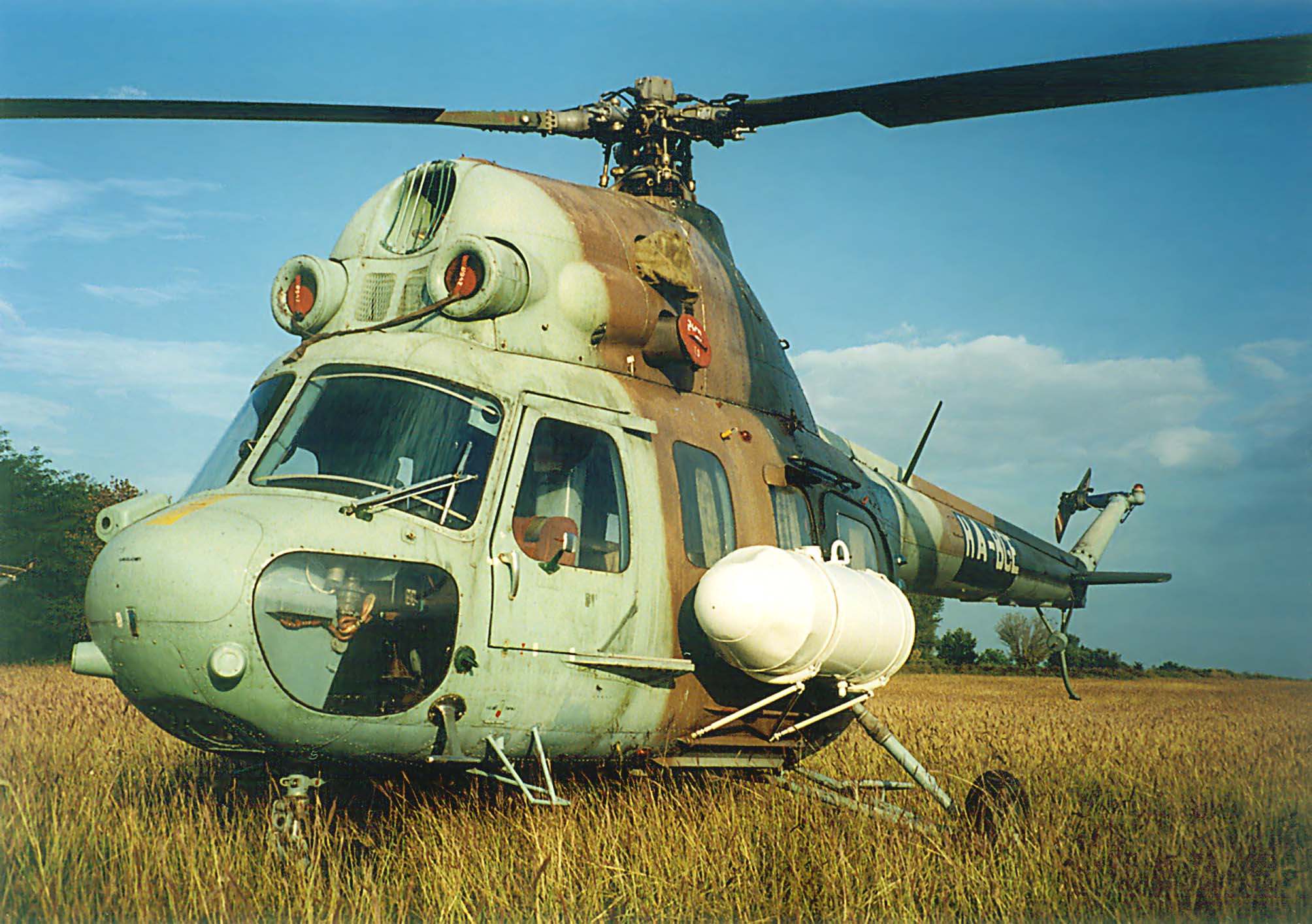 Egy közeli kép a helikopter orr-részérıl és a bal oldaláról.