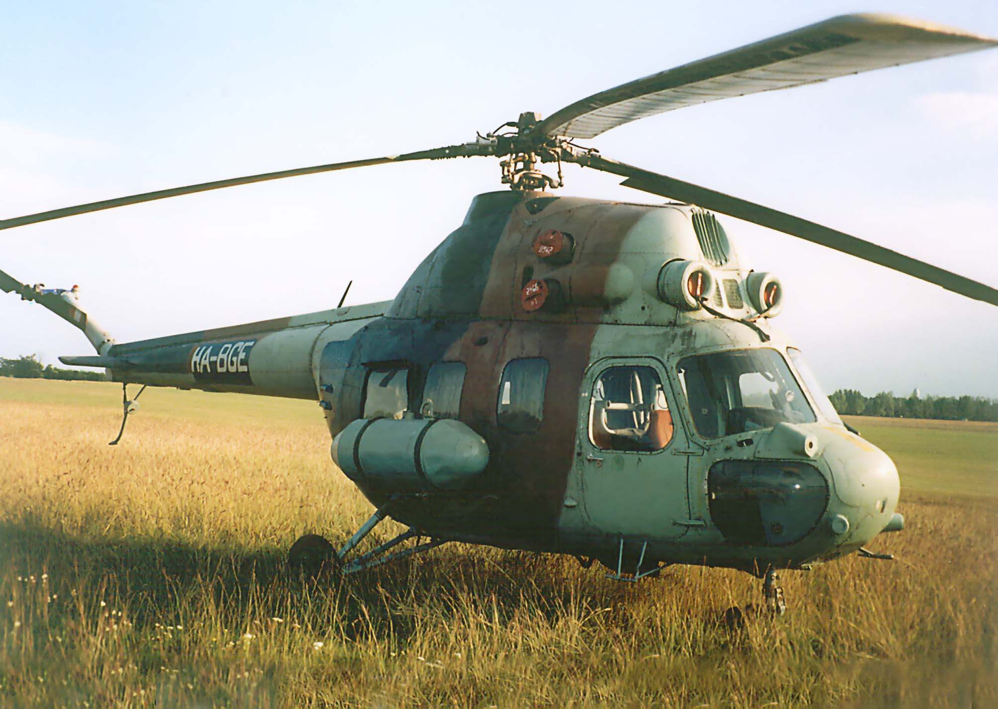 A helikopter jobb oldala közelrıl, némi ellenfényben, Dunakeszin, 1999. szeptember 23-án délután.