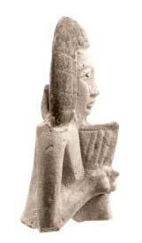 EGA 2153-1943 jelzetű líra, a Ptolemaiosz-korra datálható, a játékos karjának magasságáig ábrázolja a testet, és hosszúra nyúlt arca a hellenisztikus ábrázolások felé mutat.