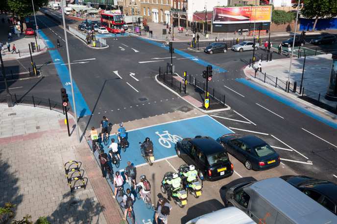 67. ábra: Kék színnel jól megkülönböztetett és számozott kerékpáros szupersztráda Londonban. (fotó: http://www.tfl.gov.