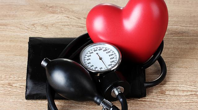 A MAGAS VÉRNYOMÁS Mi a vérnyomás? A vérnyomás az a nyomóerő, melyet a szív által pumpált vér az érfalakra gyakorol. A túl magas vérnyomás károsítja a szervezetet.