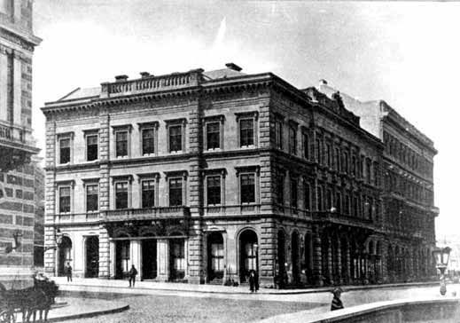 Takarékpénztár, 1862. Clark Ádám tér Fõ utcai látvány oldalról, Lánchídról. Erre, a beépítési szándékot vonzó helyre néhány pályázat és több terv született az idõk folyamán.