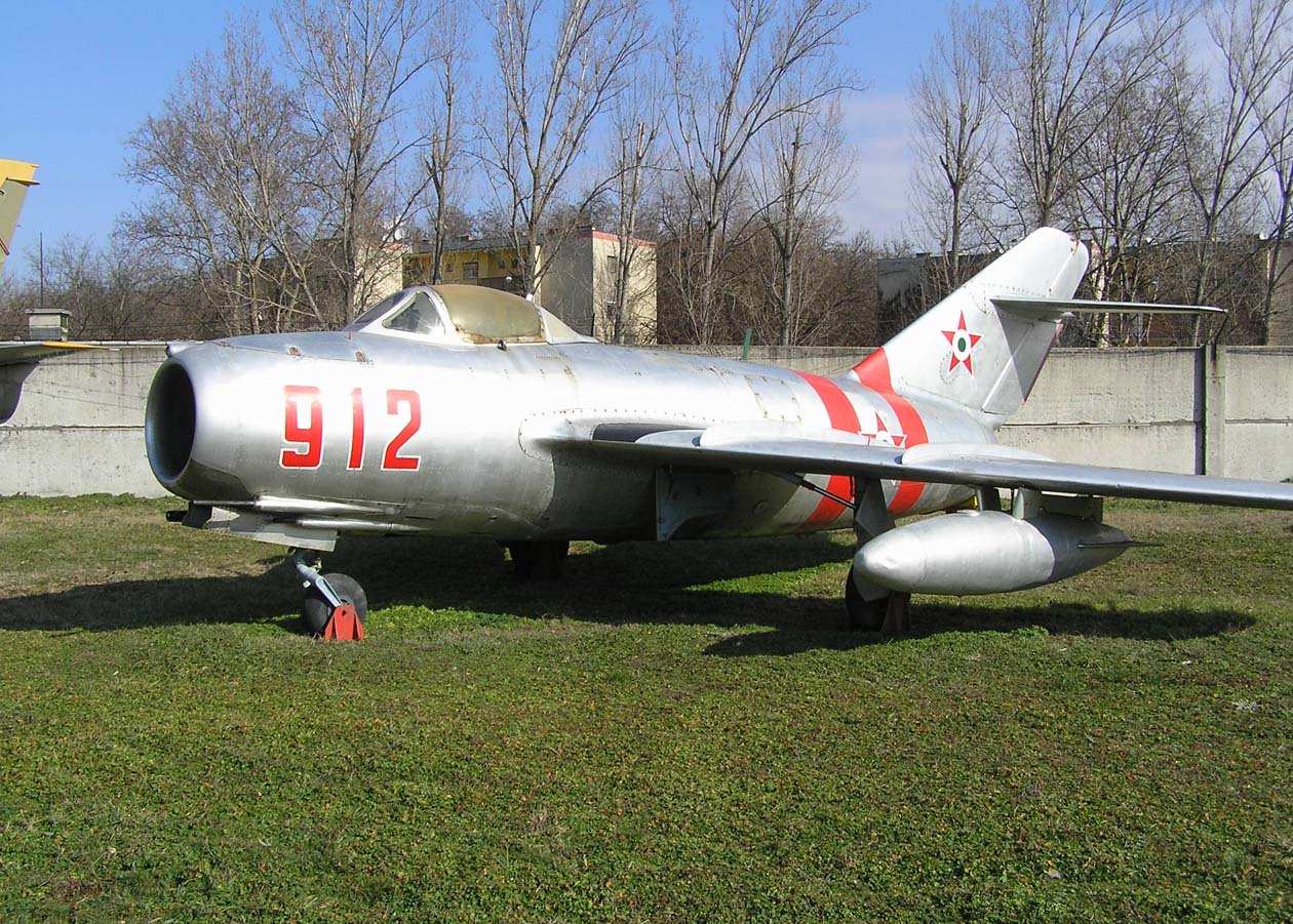 Gyártási számok a részegységeken Mindenek előtt megköszönöm Nagy Andrásnak a minden részletre kiterjedt munkáját a 064-es MiG 15bisz rejtélye kapcsán.