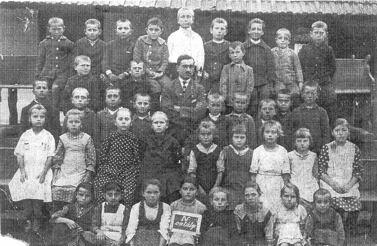 99 37. számú kép: IV. osztályosok a katolikus leányiskolából, 1940-bıl.