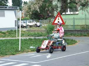 táblát. Néha torlódás alakult ki a jelzőlámpa piros fényénél.