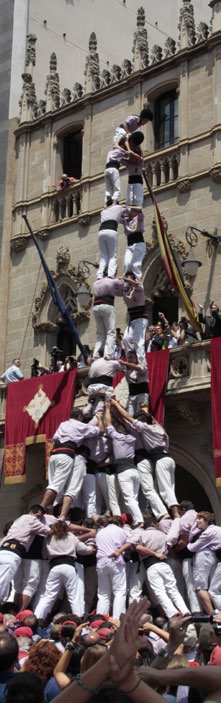 Minyons de Terrassa Embertorony építo csoport 2 Castells Embertornyok Világörökség A Castell, vagyis embertorony építés egy olyan közösségi tevékenység, amely egy úgynevezett Colla castellera, azaz