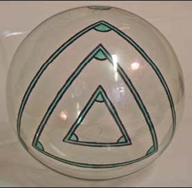 A gömbháromszög szögei Gömbháromszög alatt mindig olyan háromszöget értünk, amelynek mindegyik oldala a két csúcsot összekötő rövidebbik főkörívnek felel meg. Ezek az Euler-féle gömbháromszögek.