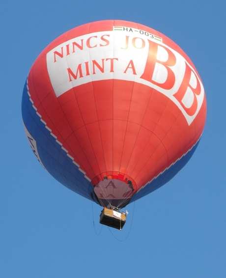 Idıben érkezett a helyszínre a ballonos társaság, az egyetemistákból álló csoport és a meghívott média is. Nagyon sok nézelıdı és érdeklıdı vett minket körül.