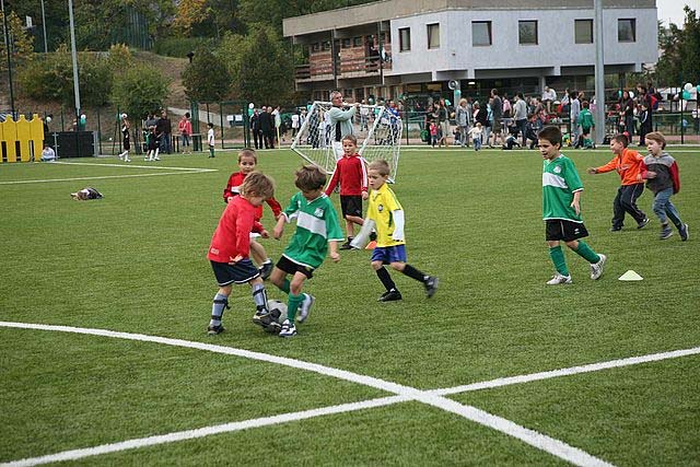 stressztűrés Program: Az osztályok között futball,