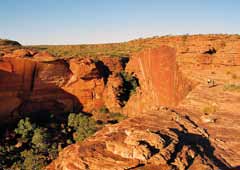 A kirándulás után visszatérés egy szabadtéri barbeque vacsorára, miközben megtekintjük a csodálatos igazi ausztrál naplementét a sivatag közepén. Szállás: Ayers Rock Resort 7.