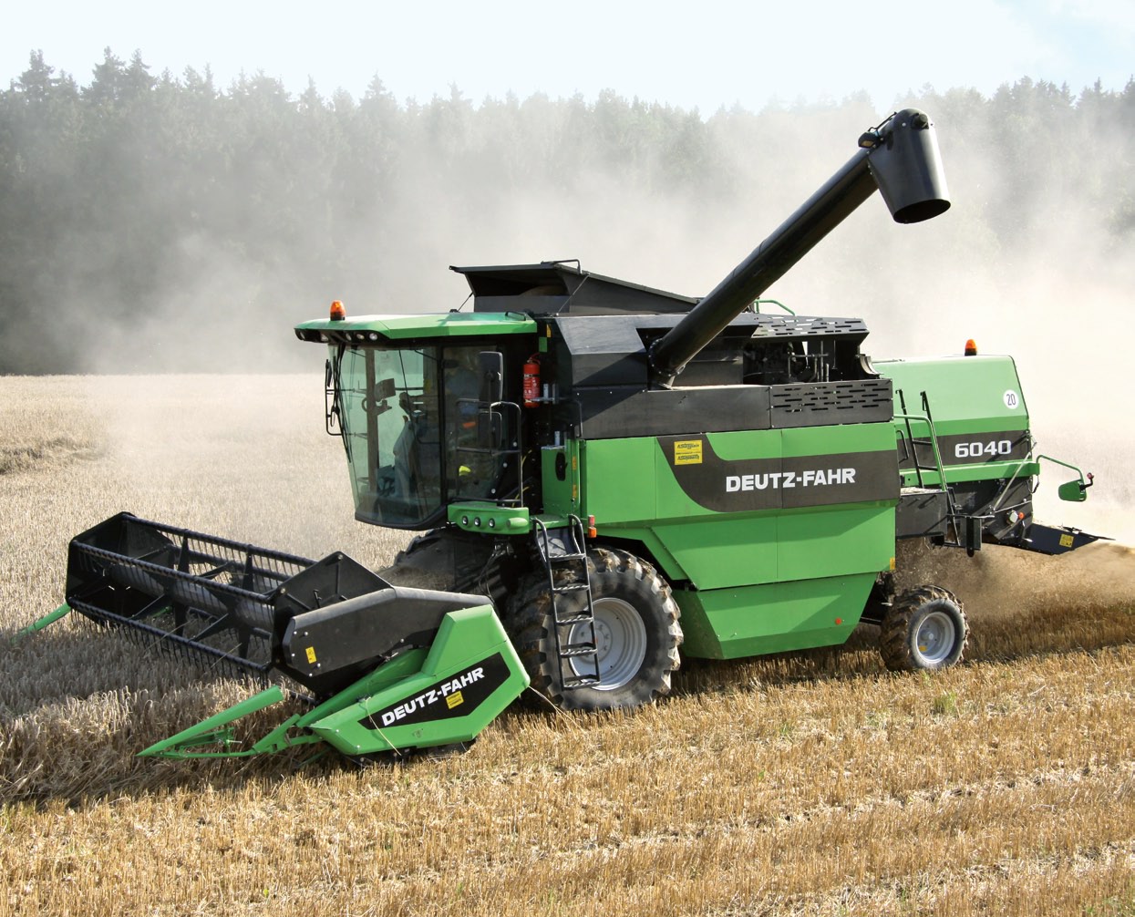 Deutz-Fahr 6040 az ártudatos családi gazdaságoknak Hagyományos megoldások, megbízható teljesítmény A Deutz-Fahr legújabb középkategóriás, 6040-es modellje olyan közös gépparkot használó közösségeknek