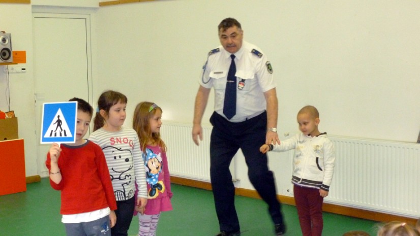 Közel 400 gyermek érkezett az őrsre a délelőtt folyamán. A program egy kutyás bemutatóval kezdődött, majd a szolgálati gépjárművekkel, és az alkalmazott kényszerítő eszközökkel ismerkedtek a fiatalok.