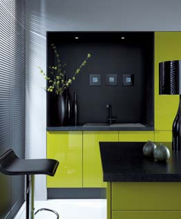 Funkcionális és esztétikus A lakkozott frontok kontrasztot alkotnak a fekete konyhagépekkel, a falakkal, munkalappal és a