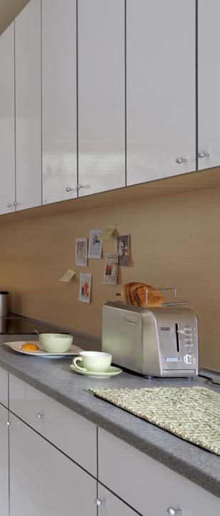Korszerű konyhák TRAFFIC 47 Következetes tervezés Konyhája külső megjelenése csak Öntől függ. Szabadon válogathat a széles és keskeny frontok vagy magasító hatást keltő függőleges felosztás között.