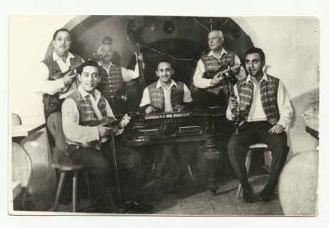 Az immáron több éve a Hortobágyi csárdában zenélő Burai zenekar is hozzájárul a hangulatos időtöltéshez.